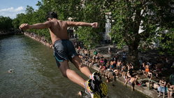 Popular city bans public alcohol amid heat wave as people take risks to cool down Sydney Private Schools