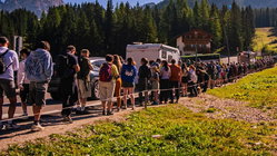 Thousands swarm stunning mountain escape as selfie tourism backlash erupts online Sydney Private Schools